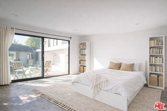 Building Photo - 2107 Mayview Dr