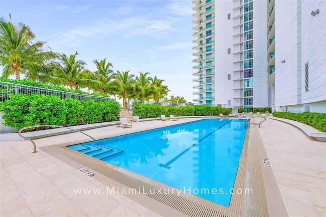 Building Photo - 900 Biscayne Blvd