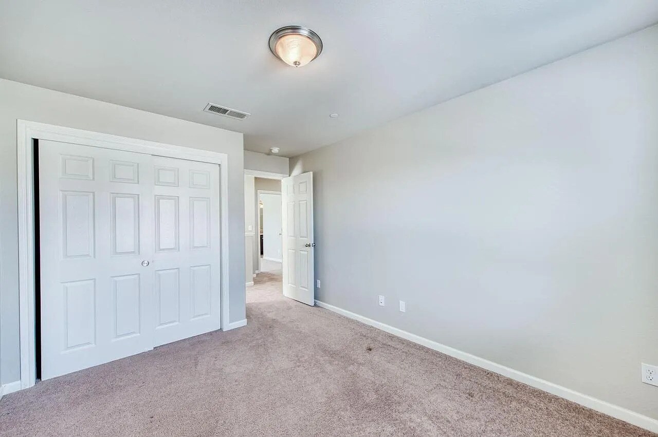 Building Photo - 1304 Royalty Way