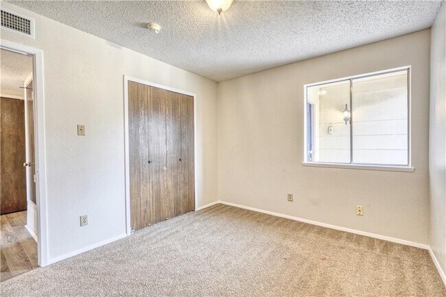Building Photo - Large single story home in Bedford