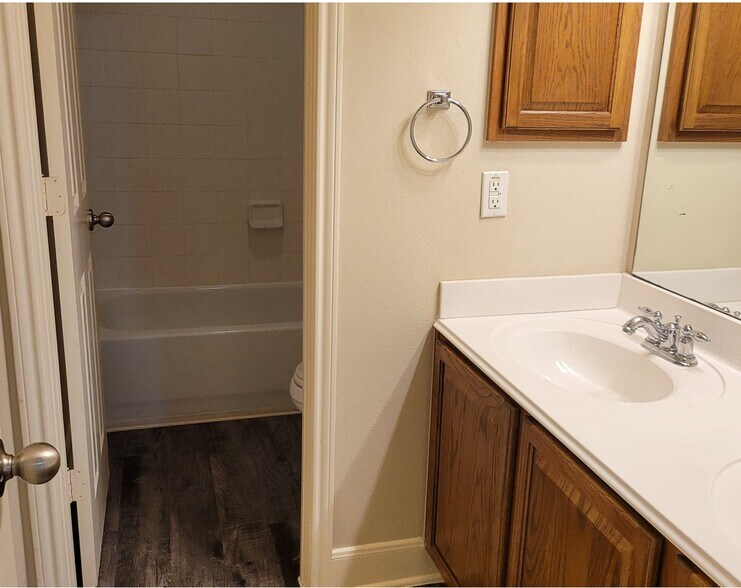 Full Bath Upstairs - 21735 Thunder Basin