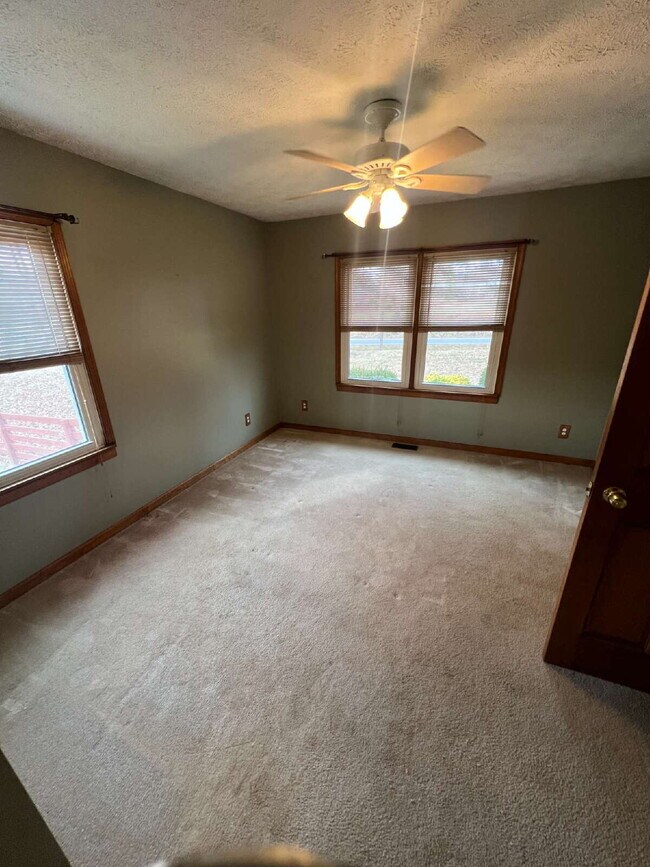 Building Photo - 1244 Mountain View Rd