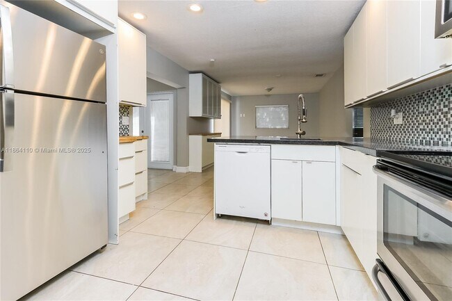 Building Photo - 628 SW 18th Ave