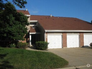 Building Photo - 995 Pine Tree Circle North