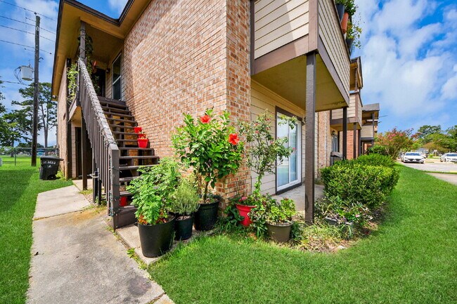 Building Photo - No Carpet. Private Yard. Extra Storage. What More Could You Ask For?