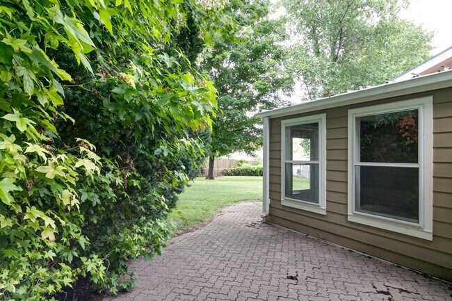 Building Photo - #6 Bedroom House with Awesome Yard Plus Ga...