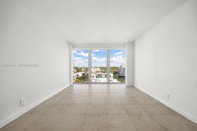 Building Photo - 900 Bay Dr