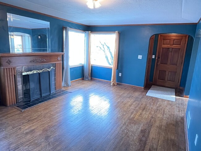 Building Photo - Concordia 3 bedroom, 1 1/2 bath house with...