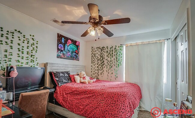 Building Photo - Spacious 5BD/2BA Home in Bakersfield's 93312 — Pool, Solar & Small Pets Welcome!