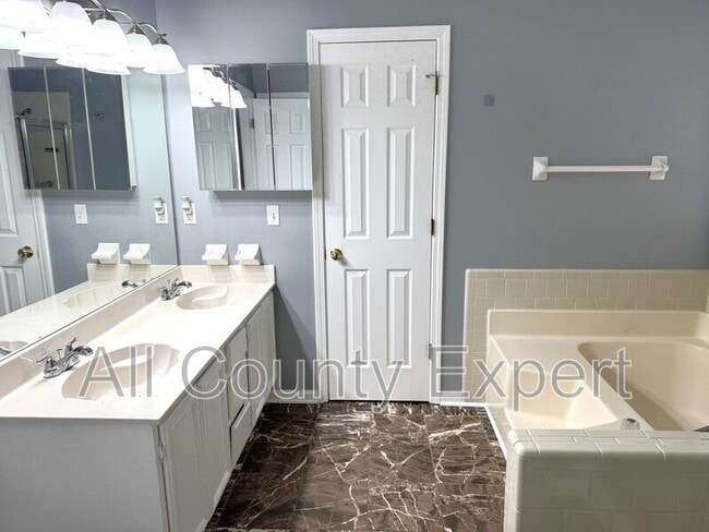 Building Photo - 915 Prestonwood Dr