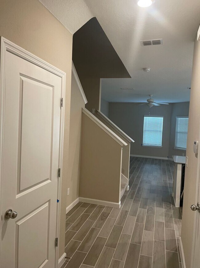 Building Photo - 27 Yeti Ct