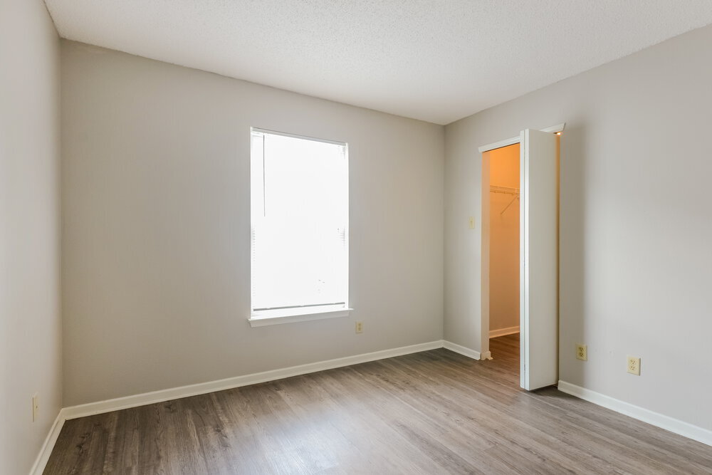 Building Photo - 2110 Dutch Elm Dr