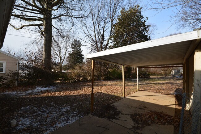 Building Photo - 2 Bedroom 1 Bathroom House with a Fenced-in Yard!