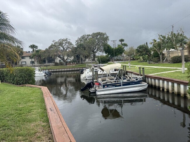 Building Photo - 1310 NE 14th Ct