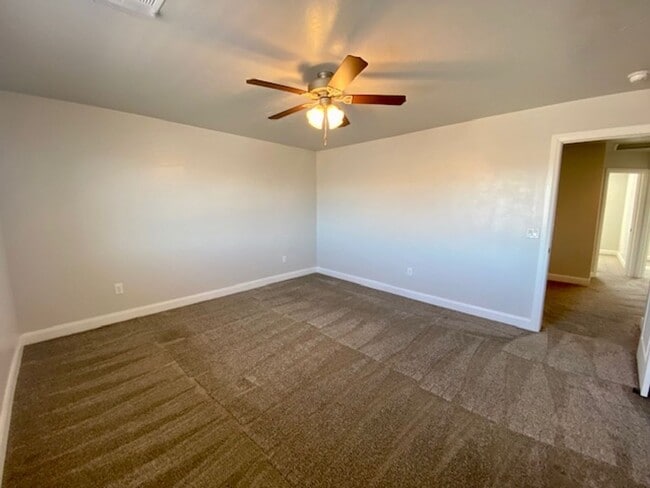 Building Photo - SPACIOUS TOWNHOME FOR RENT!