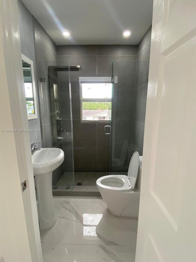 Building Photo - 1015 S 17th Ave