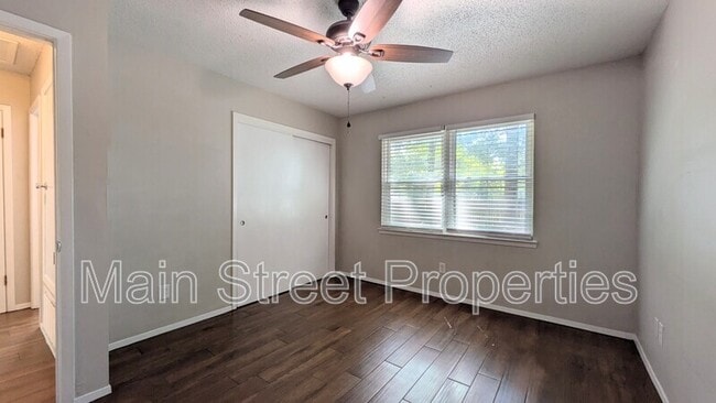 Building Photo - 9648 Hollowbrook Dr