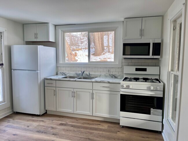 Building Photo - 393 Wellington Ave