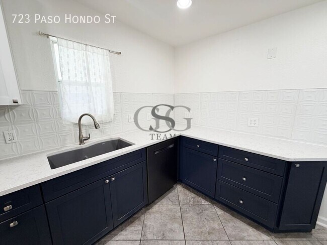 Building Photo - 723 Paso Hondo St