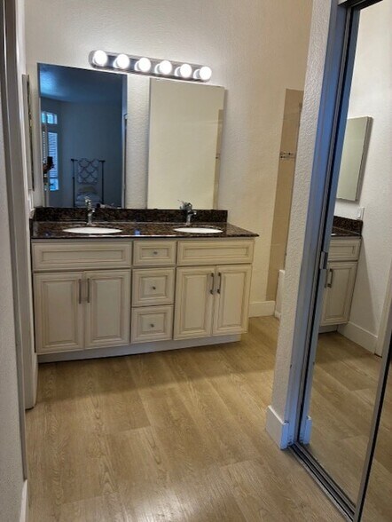 Building Photo - 10 Coralino