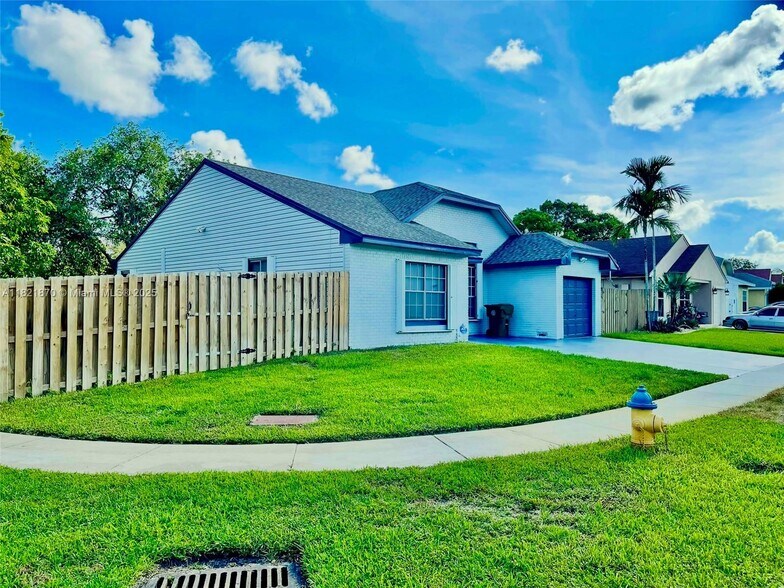Primary Photo - 8600 SW 15th St
