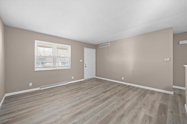 Building Photo - 6 Manor Dr