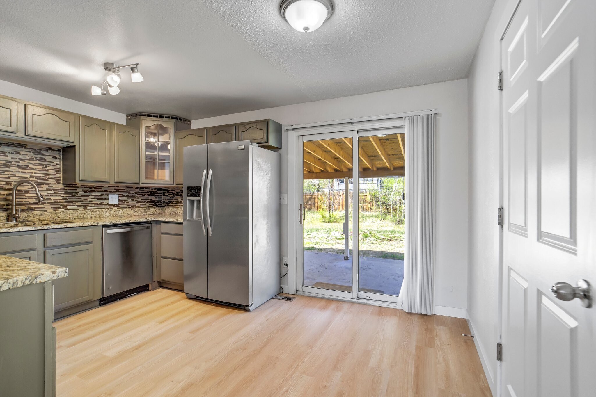 Building Photo - 2050 Del Mar Dr