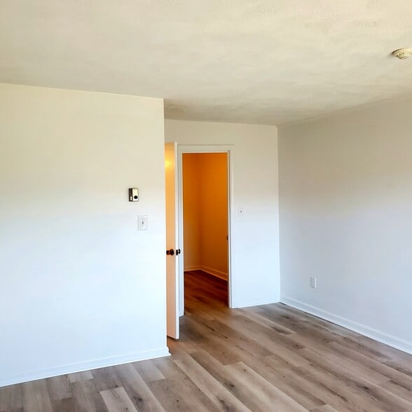 Bedroom large - 49 Spencer Rd