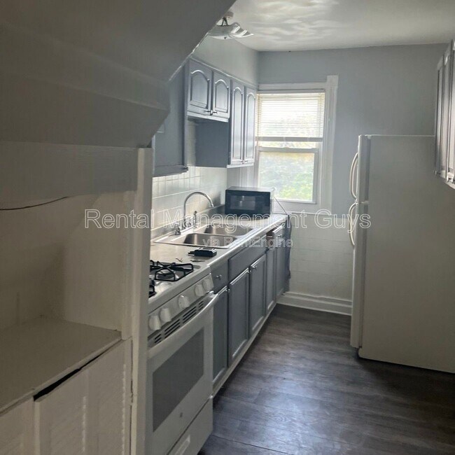 Building Photo - 2110 Fremont Ave N