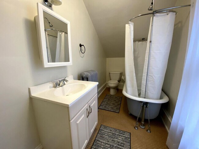 Building Photo - 701 3rd Avenue NE Independence Apt C