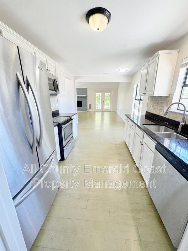 Building Photo - 710 Swan Ln