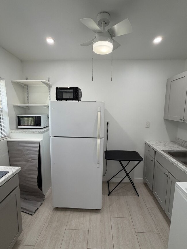 Building Photo - Completely renovated efficiency in Orlando