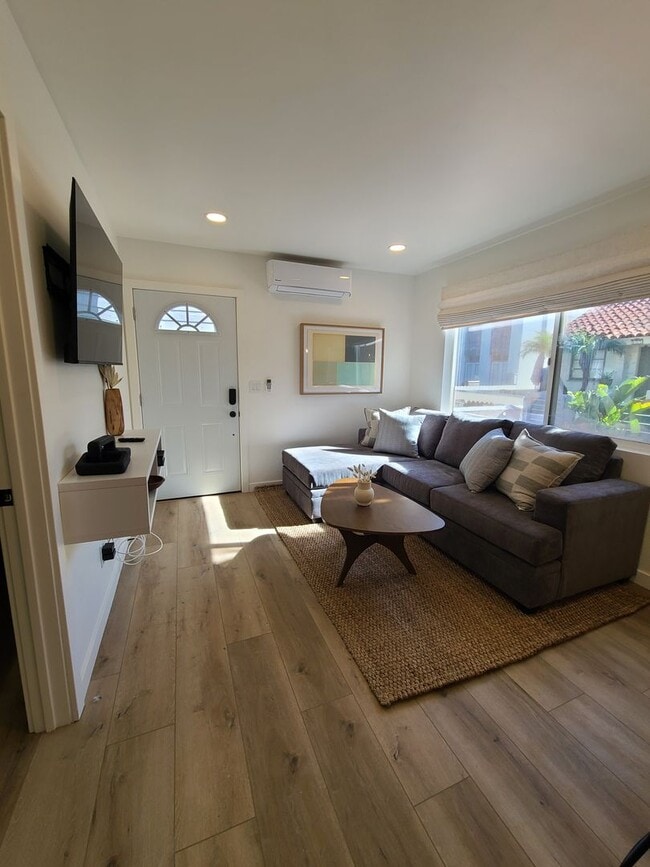 Building Photo - Fully furnished 1 bed 1 bath in Mission Beach.