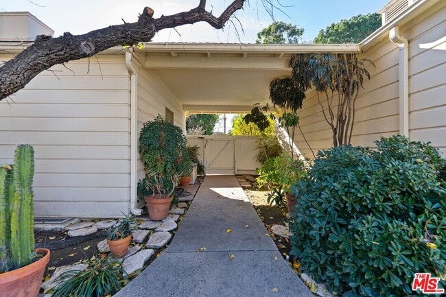 Building Photo - 17117 Weddington St