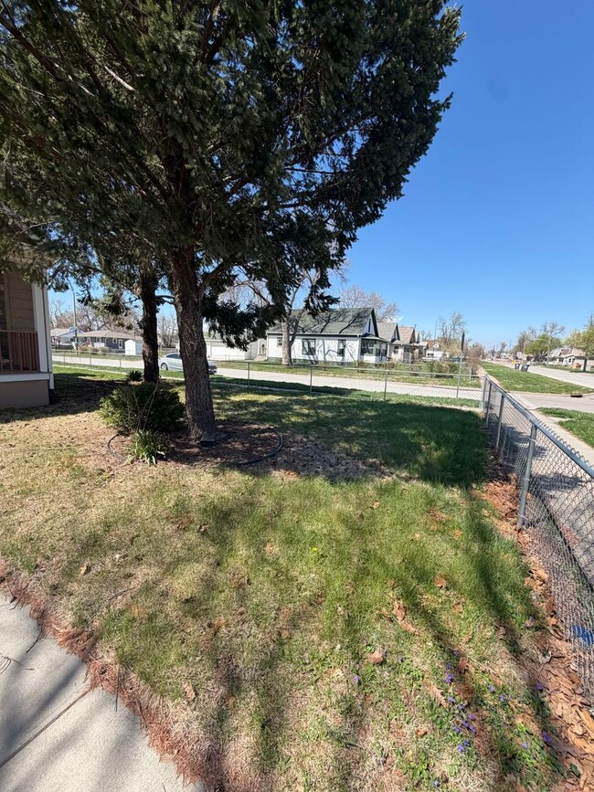 Building Photo - Spacious 4 Bedroom 2 Bathroom House on West End!