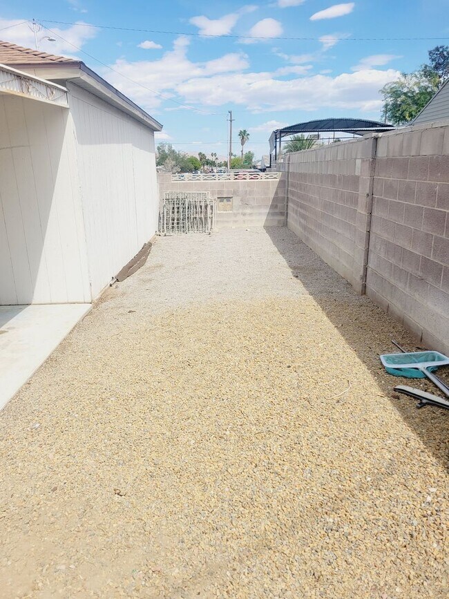 Building Photo - HOME WITH SPARKLING POOL! NO HOA!