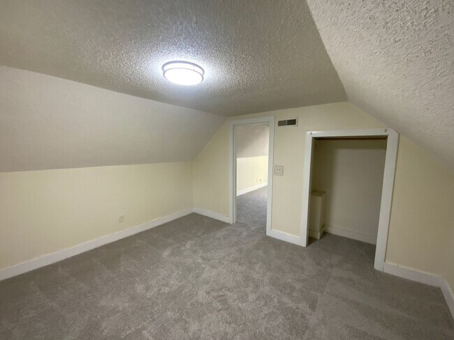 Building Photo - Charming 4 bd, 2 bth with 2 room Master Suite