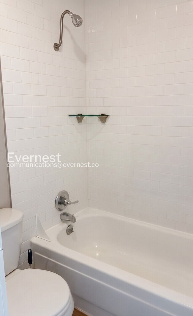 Building Photo - 2 Bed/1 Bath Condo with Off-Street Parking / Available Now!