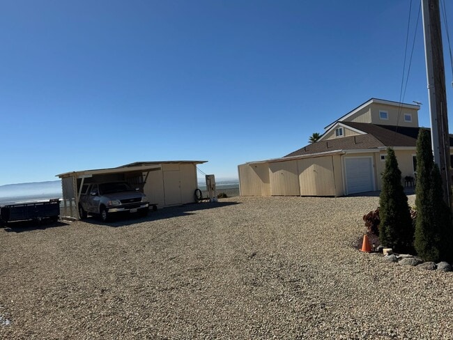 Building Photo - 3-Bedroom Home with Spectacular Views and ...