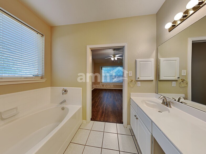 Building Photo - 5401 Pecan Creek Cir