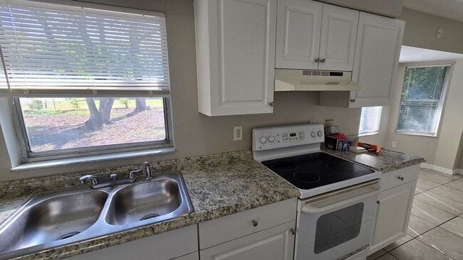 Building Photo - 3 Bed, 2 Bath, 1 Car garage.