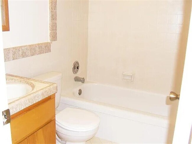 Building Photo - This Charming 3 bedroom 1 bath home