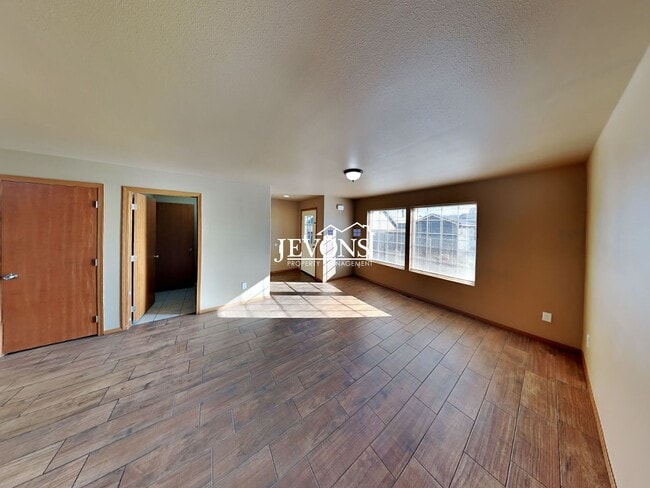 Building Photo - Spacious 3-Bedroom, 2-Bathroom Apartment in Central Yakima