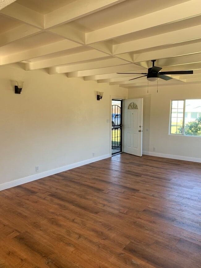 Building Photo - Country Home!