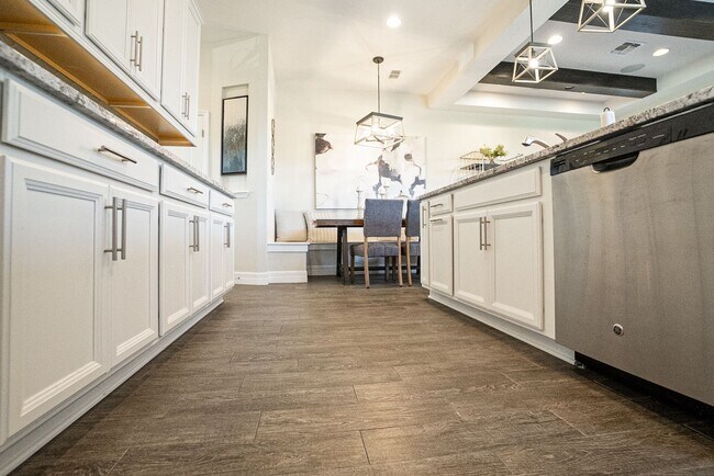 Building Photo - 3/2.5 Beautiful Model Townhome with Screened Courtyard & 2 Car Garage