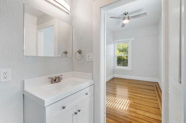 Building Photo - Fully Renovated 1 Bedroom in Downtown Palo...