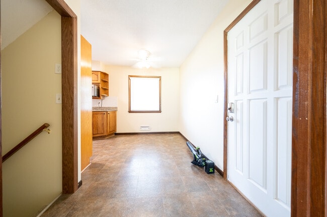 Building Photo - 13784 Fairlawn Ave