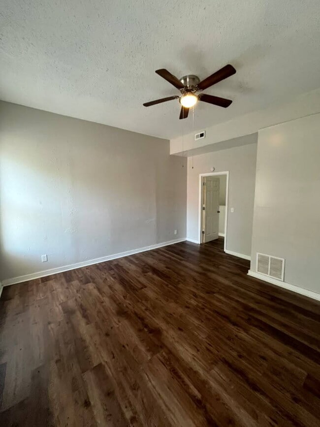Building Photo - "Charming 4-Bed Duplex in St. Louis City 2nd Floor with Granite Countertops & Gleaming Hardwood F...
