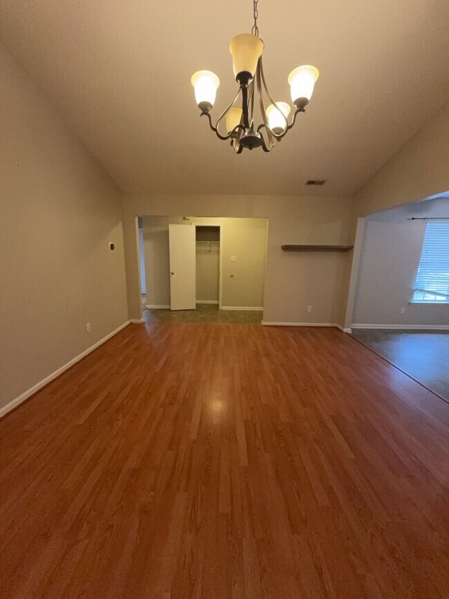 Building Photo - 121 Suffolk Cir