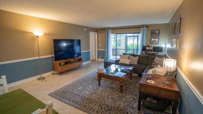 Building Photo - 2015 Coral Ridge Dr